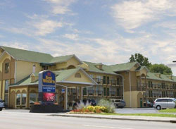 Entrance to the Best Western Greenbrier in Sevierville Tn
