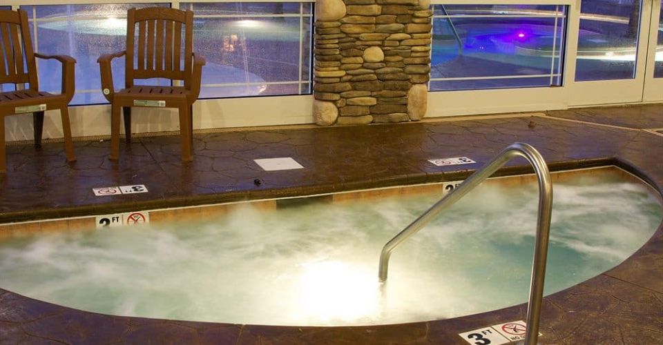 Indoor hot tub at the Clarion Inn Pigeon Forge 960