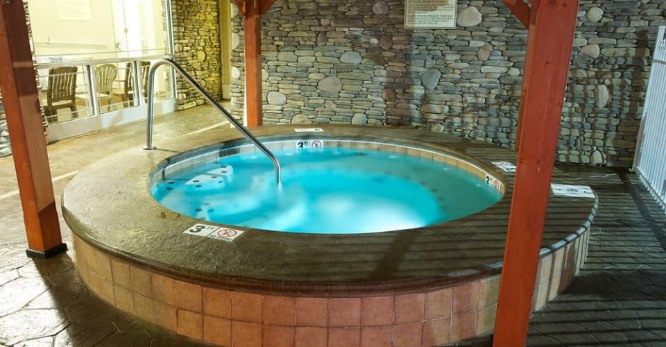 Outdoor Hot Tub at the Clarion Inn Pigeon Forge 960