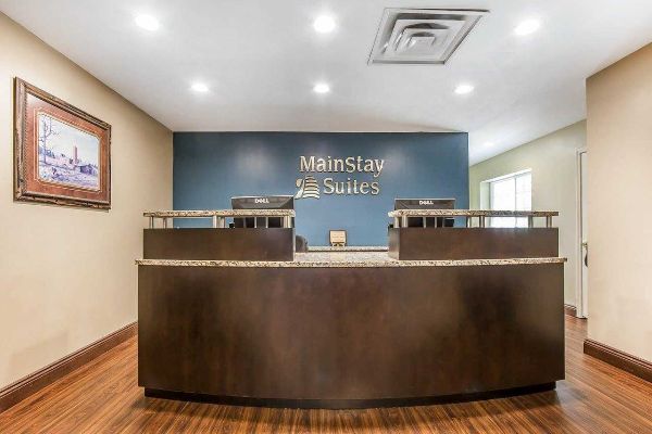 Mainstay Suites in Pigeon Forge Check-in counter 600