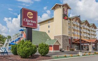Front of the Clarion Inn Pigeon Forge with Sign from Street 600