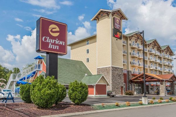 Front of the Clarion Inn Pigeon Forge with Sign from Street 600