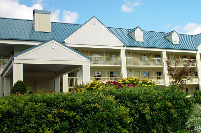 View of the entrance of the Colonial House Motel in Pigeon Forge