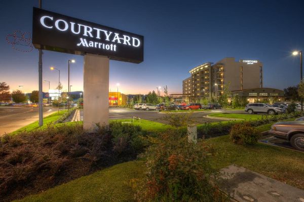 View of the Courtyard Marriott Pigeon Forge in the Evening from the Sign 600
