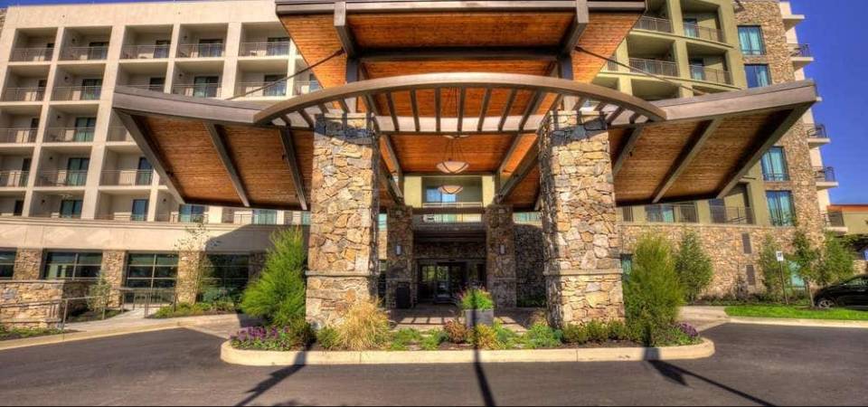 View of the Front Entrance to the Courtyard Marriott Pigeon Forge 960