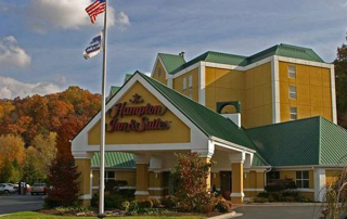 Hampton inn and Suites on the Parkway in Pigeon Forge Front Entrance