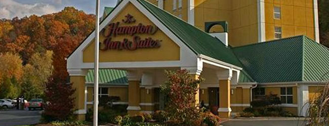 Hampton inn and Suites on the Parkway in Pigeon Forge Front Entrance wide