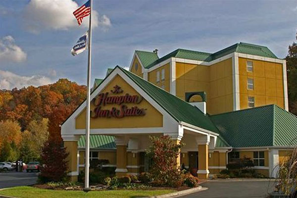 Hampton inn and Suites on the Parkway in Pigeon Forge Front Entrance