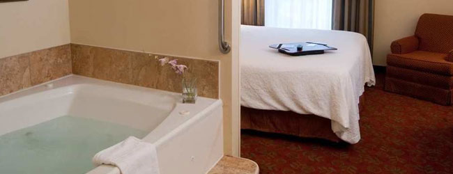 Hampton inn and Suites on the Parkway in Pigeon Forge Suite with Jacuzzi wide