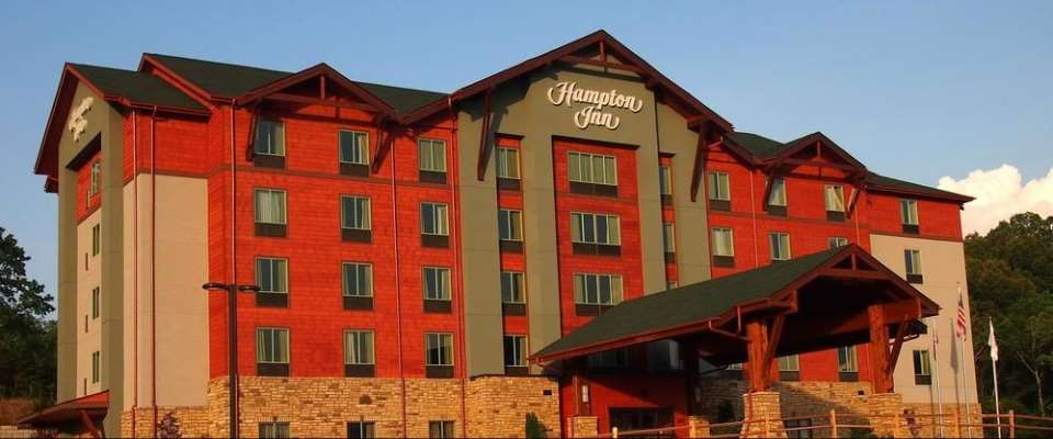 View of the Front Entrance to the Hampton Inn Pigeon Forge on Teaster Lane 960