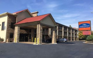 Front Entrance to the Howard Johnson Pigeon Forge 600