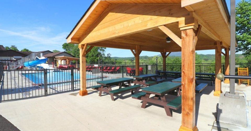 Picnic Area by the pool at Howard Johnson Pigeon Forge 960