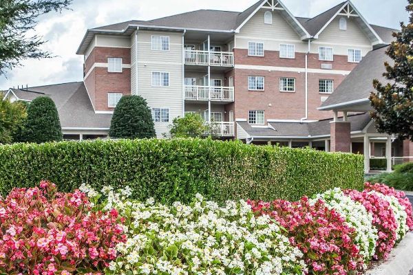 Landscaping and suites at the Mainstay Suites in Pigeon Forge 600