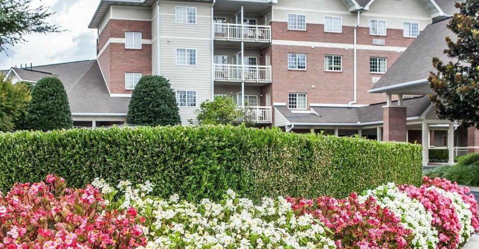 Landscaping and suites at the Mainstay Suites in Pigeon Forge 960