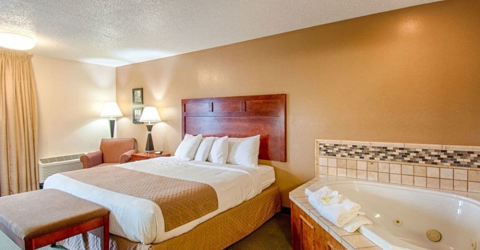 King Room with in-room Jacuzzi Tub at the Park Tower Inn Pigeon Forge 960