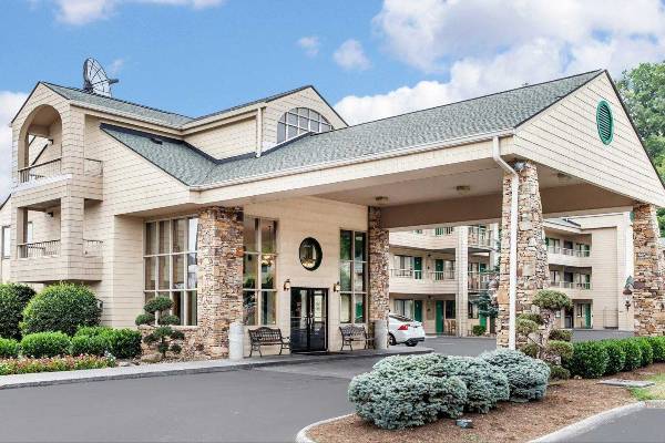 View of the Front Entrance to the Quality Inn and Suites at Dollywood Lane on the Parkway in Pigeon Forge
