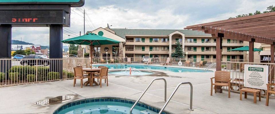 View of the Outdoor Hot Tub at the Quality Inn and Suites at Dollywood Lane in Pigeon Forge